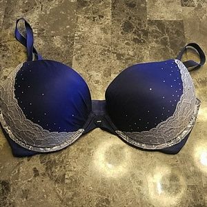Beautiful push up with lace and rhinestones.